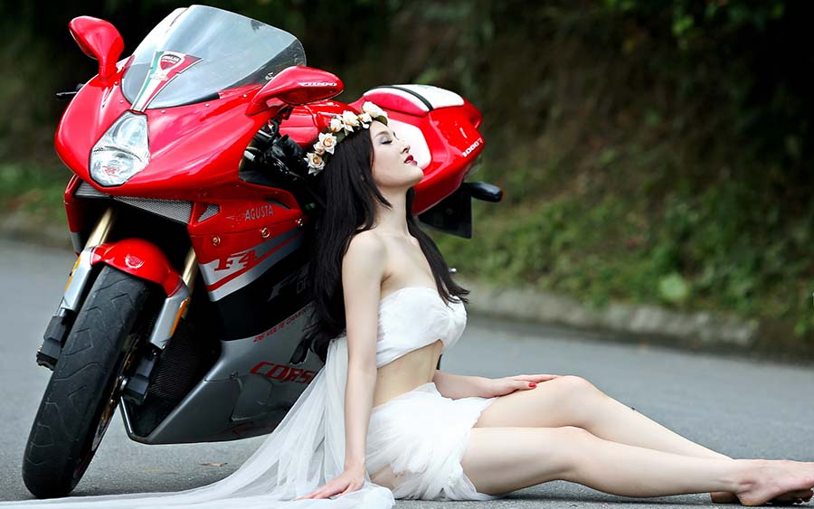 Beautiful girls and motorcycles in Linyi