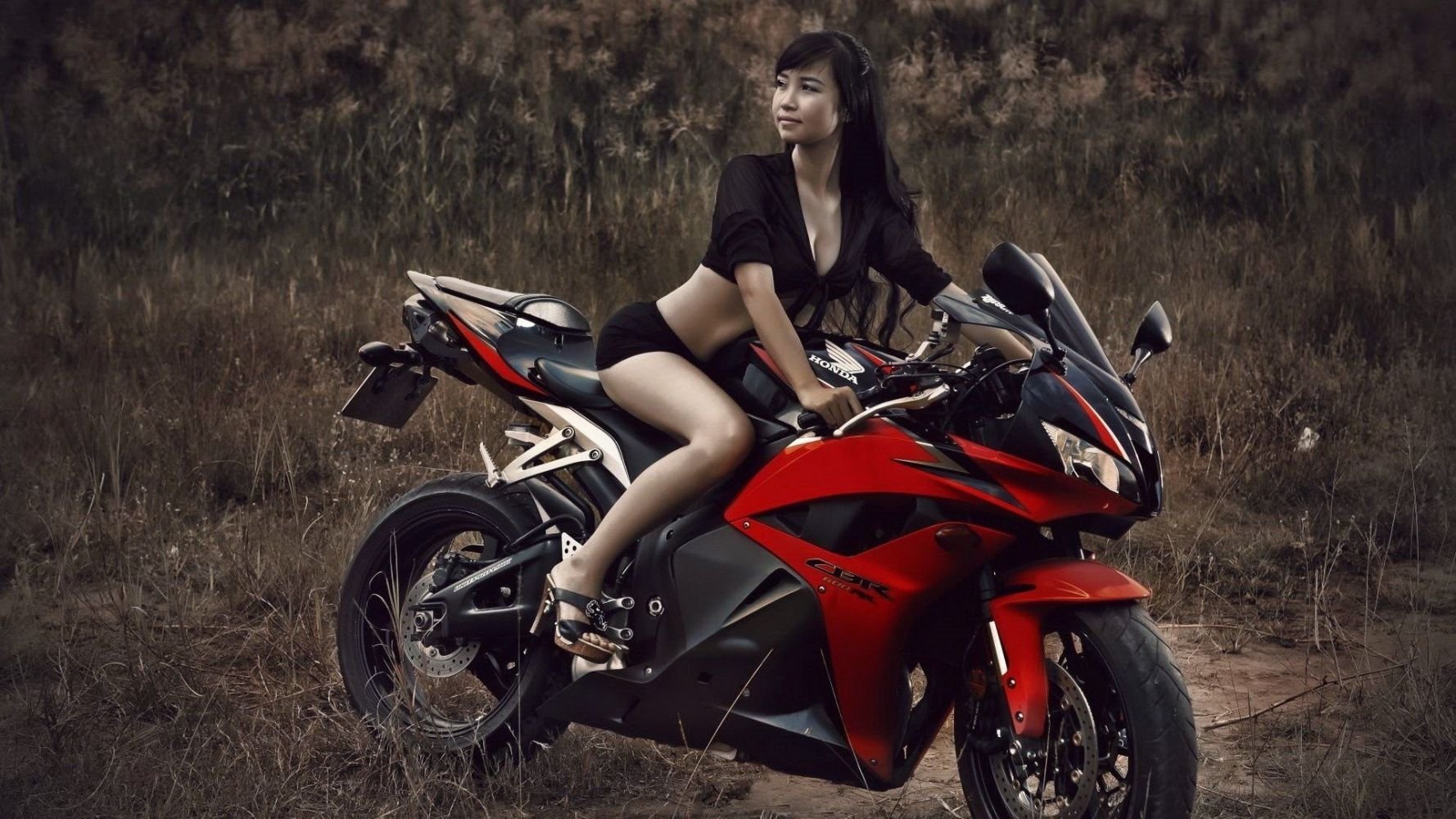Fitness girls and bikes in Linyi