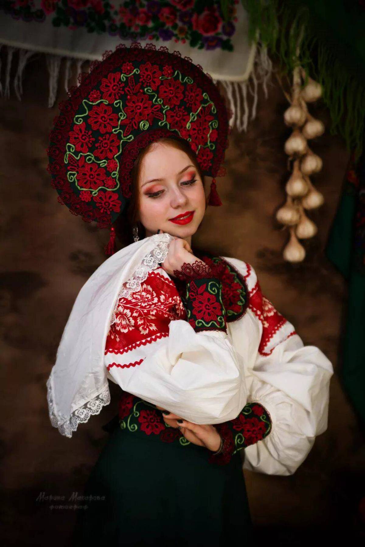 Women in Slavic costumes underwear in Linyi