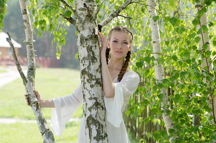 Women in Slavic costumes in Linyi