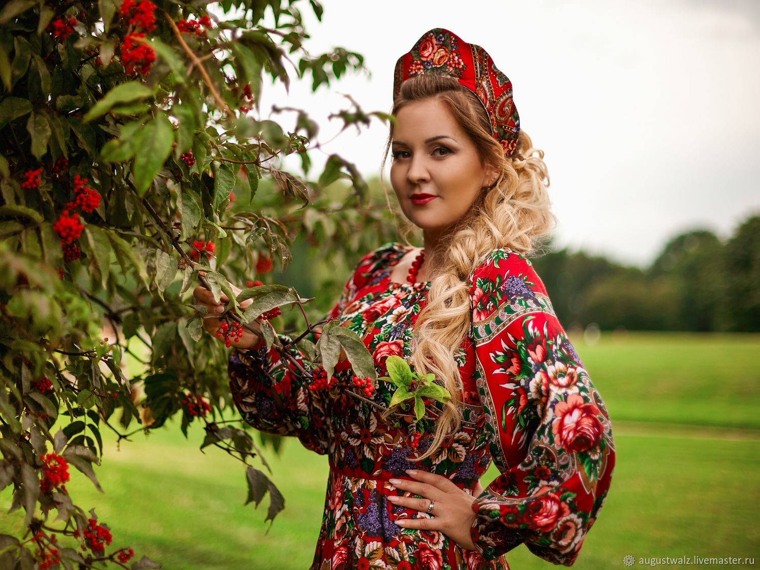 Women in Slavic costumes in Linyi