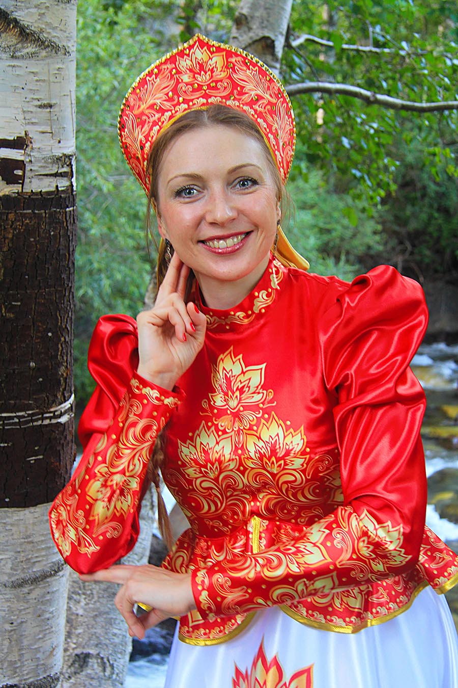 Women in Slavic costumes in Linyi