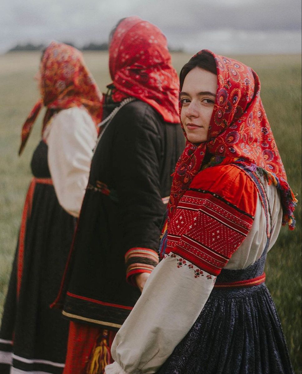 Women in Slavic costumes in Linyi