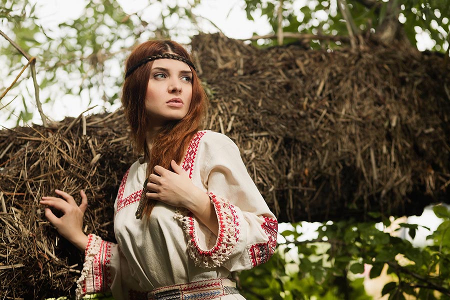 Women in Slavic costumes in Linyi