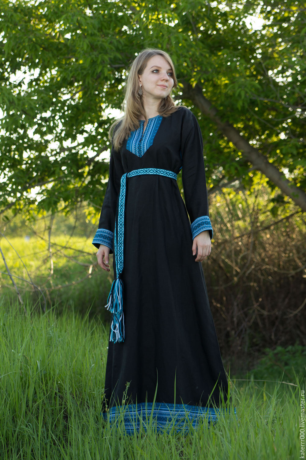 Women in Slavic costumes in Linyi